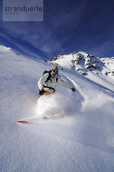 Snowboarder  Diavolezza Skigebiet  Sankt Moritz  Graubünden  Schweiz  Europa Kanton Graubünden