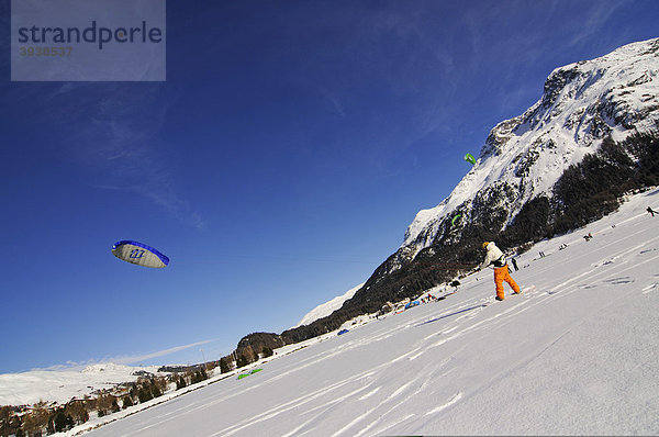 Kitesurfer  Silvaplanasee  Sankt Moritz  Graubünden  Schweiz  Europa Kanton Graubünden