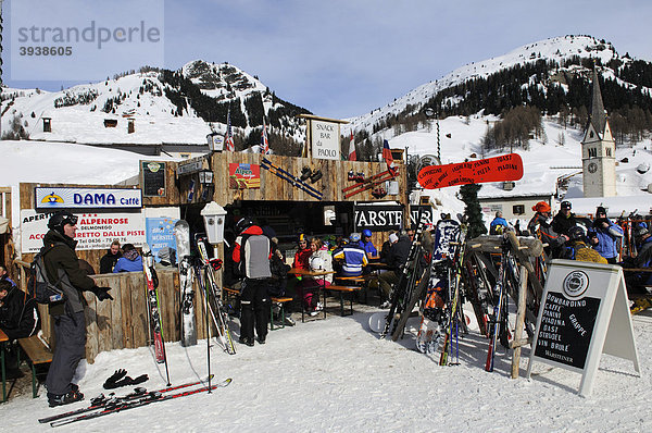 Skifahrer in Arabba  Sella Ronda  Gröden  Südtirol  Italien  Europa