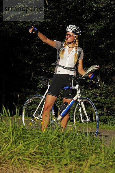 Junge Frau auf Rennrad  Bayern  Deutschland  Europa