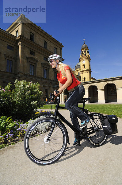 Junge Frau fährt Rad  Hofgarten  München  Bayern  Deutschland  Europa