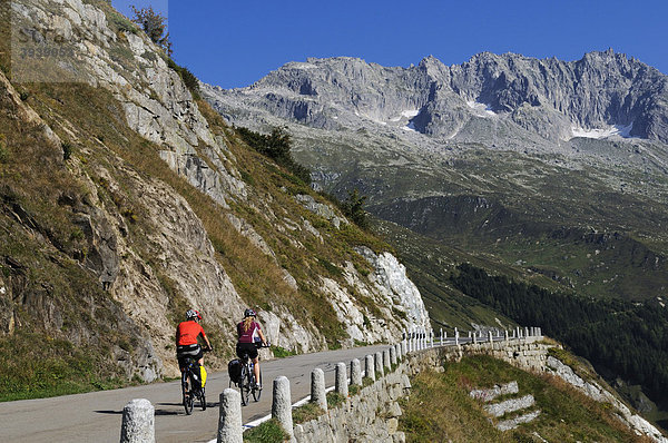 Radfahrer am Furka-Pass  Uri  Schweiz  Europa