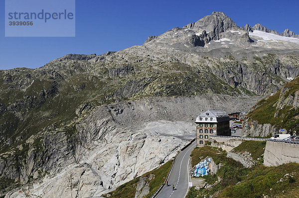 Radfahrer am Rhonegletscher  Hotel Belvedere  Dammastock  Furka-Pass  Uri  Schweiz  Europa