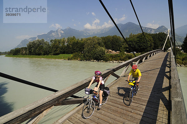 Radfahrer auf Rhonebrücke  Villeneuve  Vaud  Schweiz  Europa