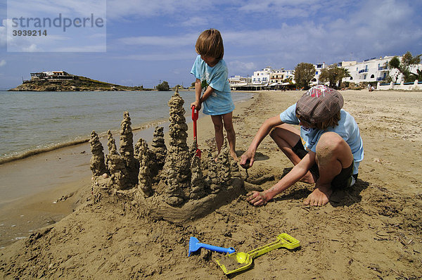 Kinder bauen Sandburg  St.George Beach  Naxos  Kykladen  Griechenland  Europa