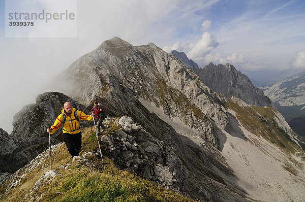 Wanderer  Goetheweg  Karwendelgebirge  Innsbruck  Tirol  Österreich  Europa