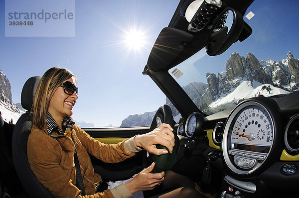 Frau fährt Mini Cooper  Alpenpass  Grödnerjoch  Südtirol  Italien  Europa