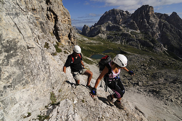 Kletterer bei Klettersteig-Tour auf den Paternkofel  Hochpustertal  Sextener Dolomiten  Südtirol  Italien  Europa