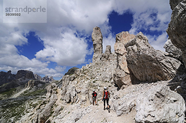 Kletterer bei Klettersteig-Tour auf den Paternkofel  Wiener Würstel-Felsturm  Hochpustertal  Sextener Dolomiten  Südtirol  Italien  Europa