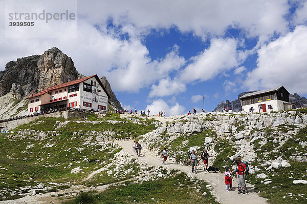 Wanderer  Dreizinnen-Hütte  Hochpustertal  Sextener Dolomiten  Südtirol  Italien  Europa