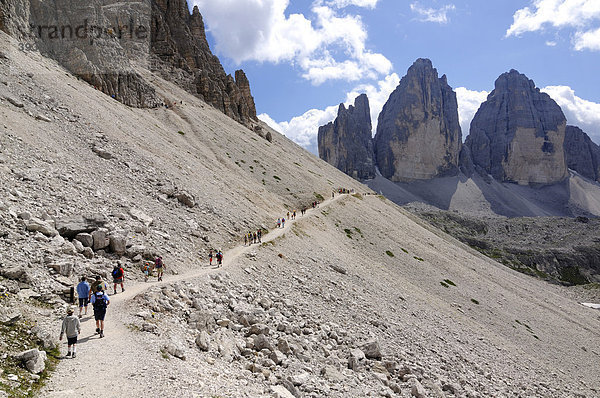 Wanderer vor den Drei Zinnen  Hochpustertal  Sextener Dolomiten  Südtirol  Italien  Europa