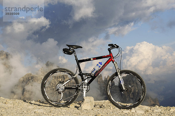 Mountainbike auf dem Paternsattel  Hochpustertal  Sextener Dolomiten  Südtirol  Italien  Europa