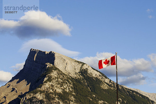 Mount Rundle  Banff  Kanadische Flagge  Alberta  Kanada
