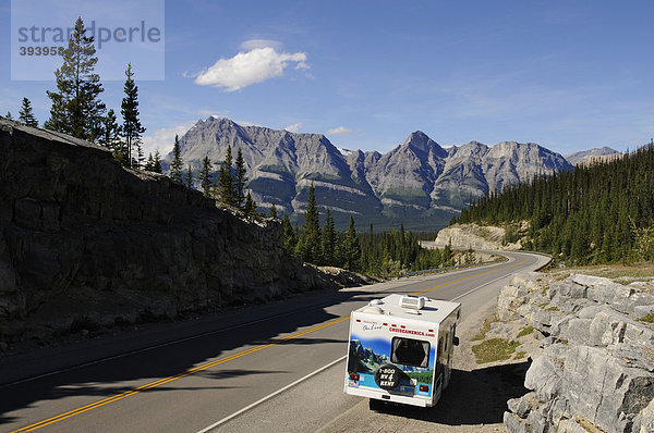 Wohnmobil  Trans Canada Highway  Castle Mountain  Alberta  Kanada