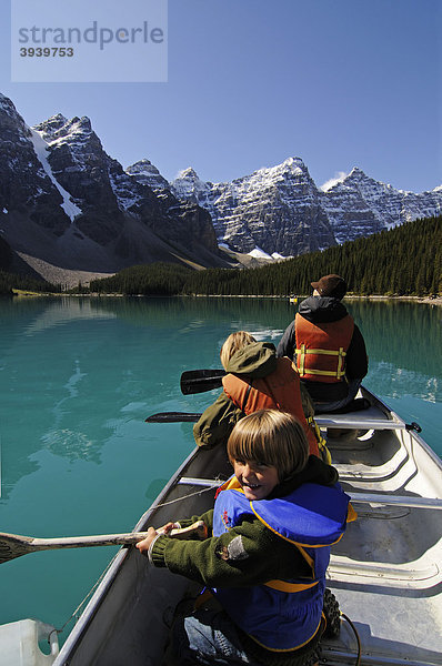 Familie in Paddelboot  Moraine Lake  Banff Nationalpark  Alberta  Kanada