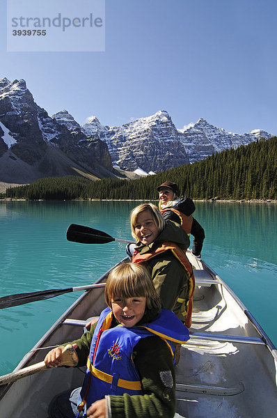 Frau und Kinder in Paddelboot  Moraine Lake  Banff Nationalpark  Alberta  Kanada