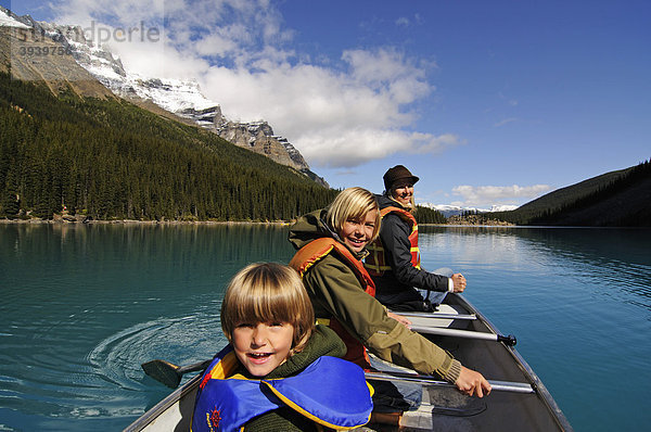 Frau und Kinder in Paddelboot  Moraine Lake  Banff Nationalpark  Alberta  Kanada