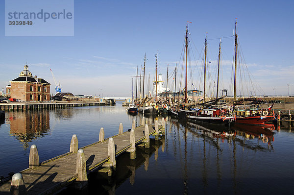 Hafen von Harlingen  Friesland  Holland  Niederlande  Europa