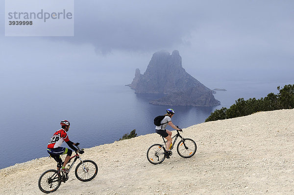 Mountainbiker am Cap Blanc  Insel Es Vedra  Ibiza  Pityusen  Balearen  Spanien  Europa