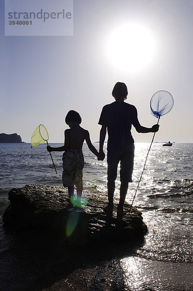 Kinder beim Fischen mit Kescher  Cala Conta  Ibiza  Pityusen  Balearen  Spanien  Europa