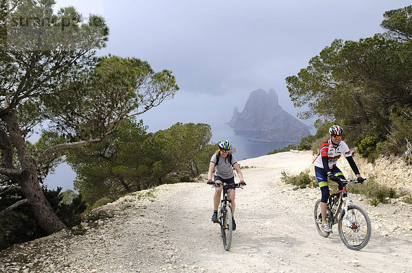 Mountainbiker am Cap Blanc  Insel Es Vedra  Ibiza  Pityusen  Balearen  Spanien  Europa