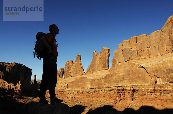 Wanderer  Park Avenue  Arches Nationalpark  Moab  Utah  USA