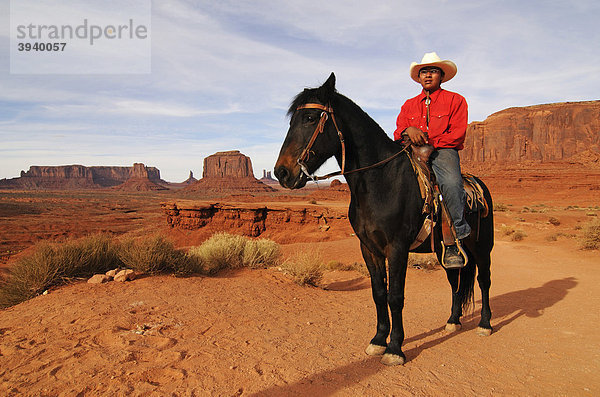 Navajo Indianer auf Pferd  Monument Valley  Navajo Tribal Lands  Utah  USA