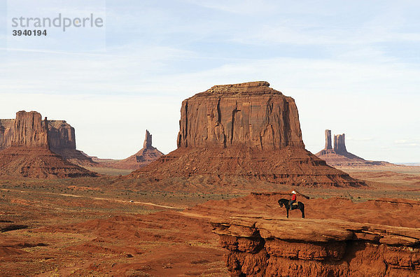 Navajo Indian auf Pferd  Monument Valley  Navajo Tribal Lands  Utah  USA
