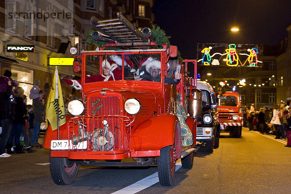 Alter Feuerwehrwagen in der Weihnachtsparade  Kopenhagen  Dänemark  Europa