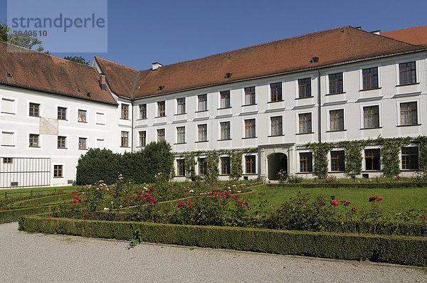 Augustiner-Chorherrenstift  Altes Schloss  Herreninsel  Chiemsee  Bayern  Deutschland  Europa