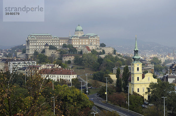 Pfarrkirche von Tab·n und Burgberg Budapest  Ungarn  Europa