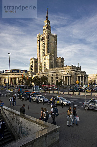 Kulturpalast  Palac Kultury  im Zentrum von Warschau  Polen  Europa