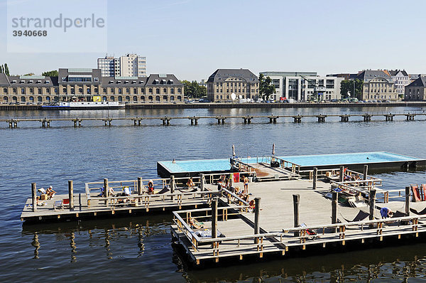 Blick auf den Osthafen  das Badeschiff der Arena und den Steg der einstigen Grenzanlagen der DDR  Berlin-Treptow  Deutschland  Europa