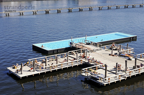 Blick auf den Osthafen und das Badeschiff der Arena  Berlin-Treptow  Deutschland  Europa