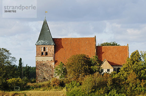 Kirche St. Paul  älteste Feldsteinkirche auf Rügen  Dorf Bobbin  Halbinsel Jasmund  Insel Rügen  Mecklenburg-Vorpommern  Deutschland  Europa