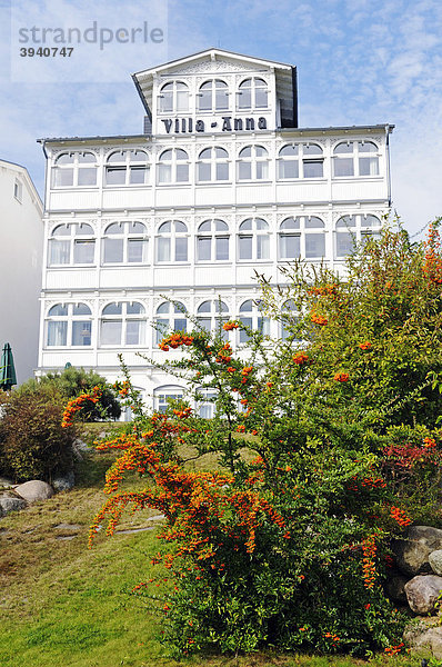Hotel in einer Villa im Stil der Bäderarchitektur im Ostseebad Sassnitz  Halbinsel Jasmund  Insel Rügen  Mecklenburg-Vorpommern  Deutschland  Europa