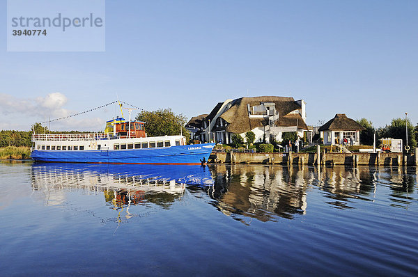 Hotel und Ausflugsschiff im Hafen des Seebad Baabe  Insel Rügen  Mecklenburg-Vorpommern  Deutschland  Europa