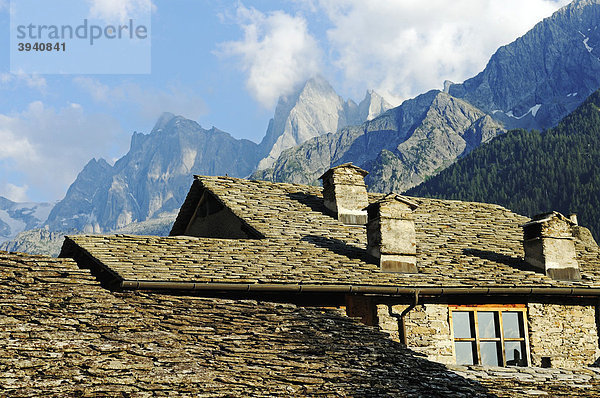 Mit Steinen gedeckte Häuser im Bergdorf Soglio  hinten Bondasca-Gruppe mit Piz Badile  Tal des Bergell  Val Bregaglia  Engadin  Graubünden  Schweiz  Europa