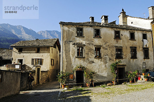 Dorfplatz im Bergdorf Soglio  Tal des Bergell  Val Bregaglia  Engadin  Graubünden  Schweiz  Europa