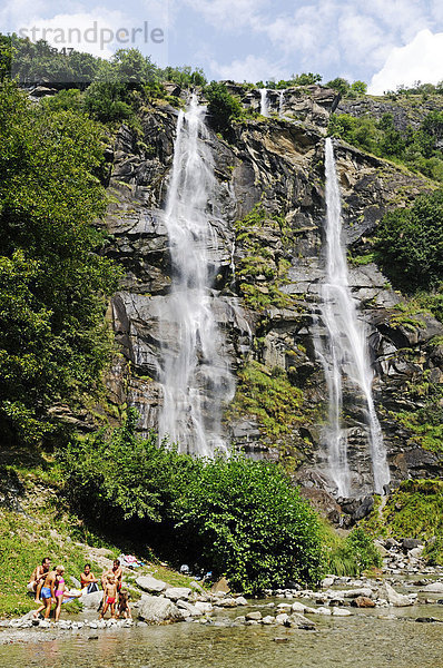 Leute baden in den Wasserfällen von Acqua Fraggia  Dorf Borgonuovo  Piuro  Tal des Bergell und Chiavenna  Val Bregaglia  Provinz Sondrio  Italien  Europa