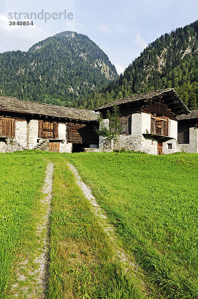 Alte Heuschober im Dorf Bondo am Wanderweg Via Bregaglia  Tal des Bergell  Val Bregaglia  Engadin  Graubünden  Schweiz  Europa