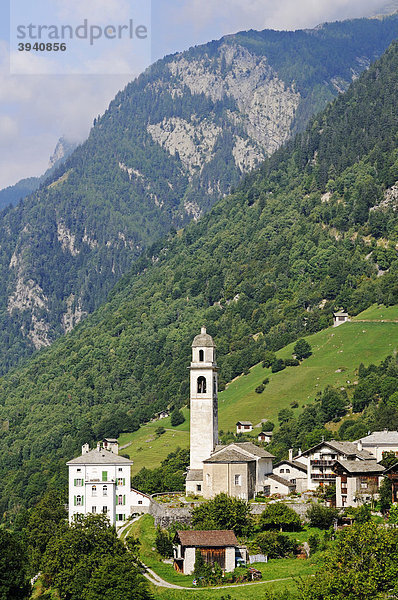 Blick auf das Bergdorf Soglio am Wanderweg Via Bregaglia  Tal des Bergell  Val Bregaglia  Engadin  Graubünden  Schweiz  Europa