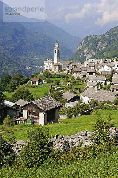 Blick auf das Bergdorf Soglio am Wanderweg Via Bregaglia  Tal des Bergell  Val Bregaglia  Engadin  Graubünden  Schweiz  Europa