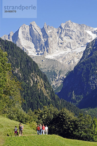 Wanderer auf dem Wanderweg Via Bregaglia in Richtung Bondasca-Gruppe mit Sciora  Piz Cengalo und Piz Badile  Val Bregaglia  Tal des Bergell  Engadin  Graubünden  Schweiz  Europa
