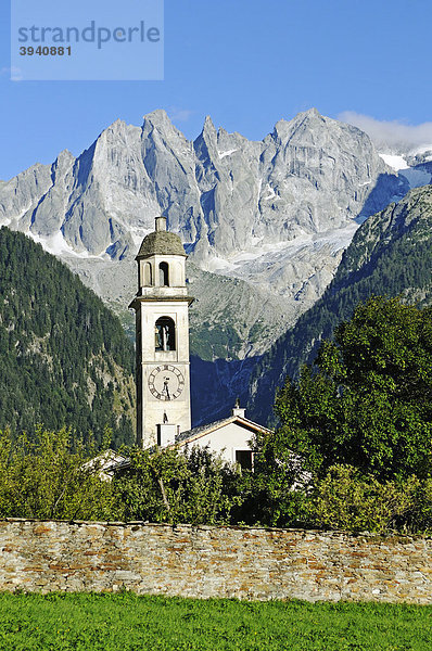 Kirche im Bergdorf Soglio  hinten Bondasca-Gruppe mit Sciora  Piz Cengalo und Piz Badile  Val Bregaglia  Tal des Bergell  Engadin  Graubünden  Schweiz  Europa