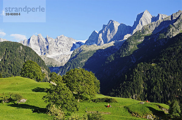 Blick vom Bergdorf Soglio auf die Bondasca-Gruppe mit Sciora  Piz Cengalo und Piz Badile  Wanderweg Via Bragaglia und Sentiero Panoramico  Val Bregaglia  Tal des Bergell  Engadin  Graubünden  Schweiz  Europa