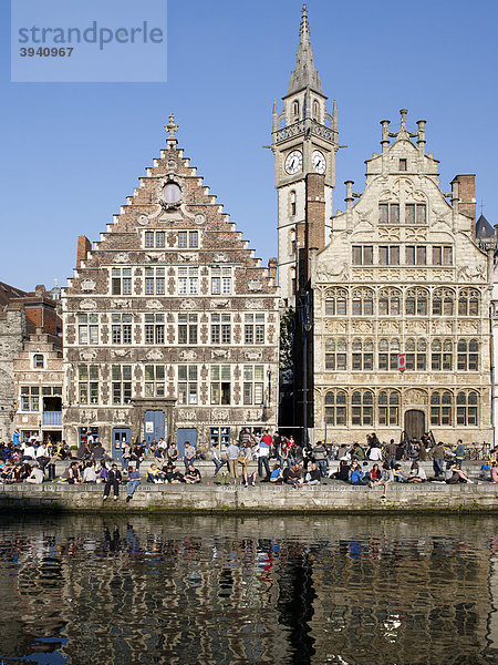 Gildehäuser mit Uhrenturm am Graslei und Korenlei in Gent  Flandern  Belgien  Europa