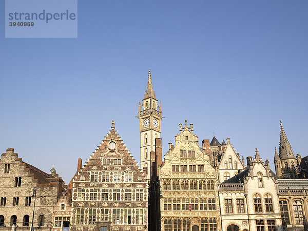 Gildehäuser mit Uhrenturm am Graslei und Korenlei in Gent  Flandern  Belgien  Europa