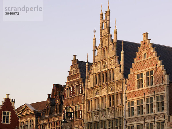 Gildehäuser mit Uhrenturm in Gent  Flandern  Belgien  Europa