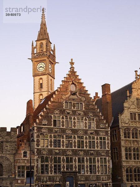 Gildehäuser mit Uhrenturm in Gent  Flandern  Belgien  Europa
